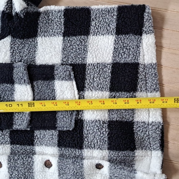 Love Fire Sherpa Buffalo Print Cropped Oversized Fleece Pluse Cardigan Shacket - Picture 9 of 11